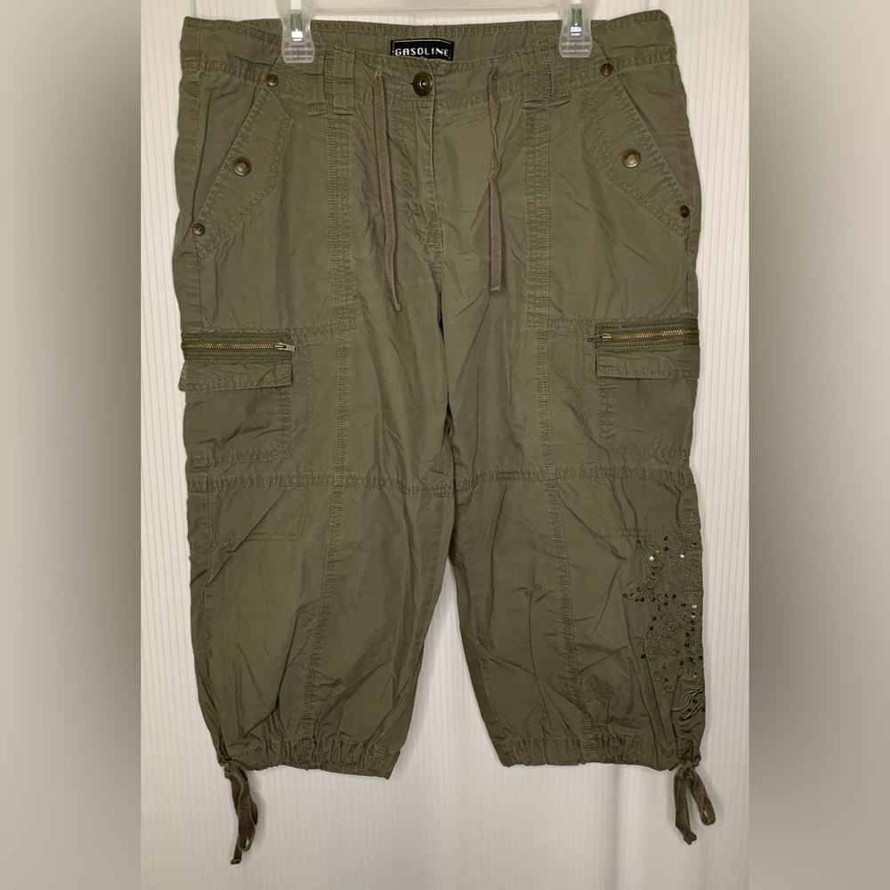 Olive Green Cargo Capris - Casual Utility Style